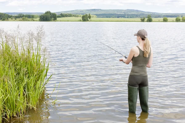 Mujer pescando en estanque — Foto de Stock