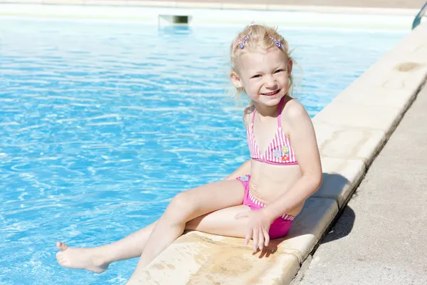 Little girl at swimming pool — Stock Photo, Image