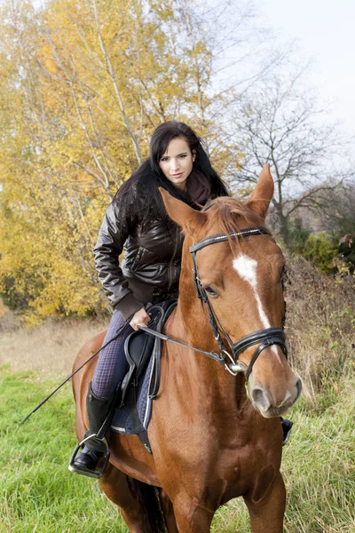 Jeździectwo na koniu w jesienny natura — Zdjęcie stockowe