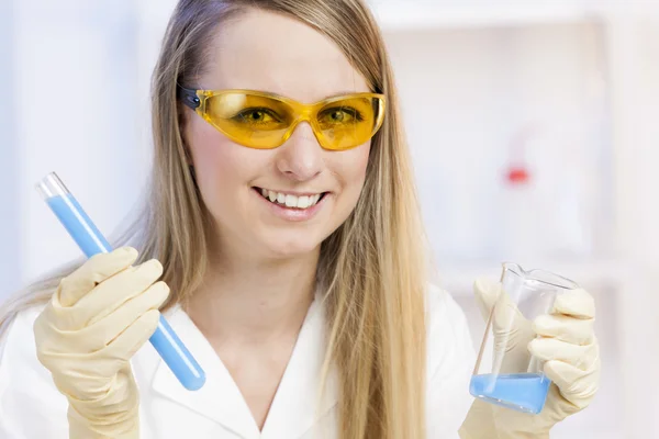 Retrato de mulher jovem em laboratório — Fotografia de Stock