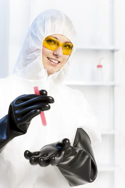 Junge Frau trägt Schutzmantel im Labor — Stockfoto