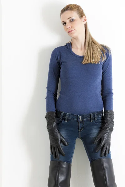 Retrato de mujer de pie usando jeans — Foto de Stock