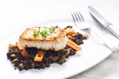 Mercimek ve havuç ile pikeperch fileto