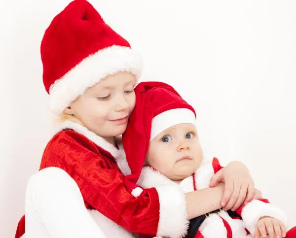 Twee kleine meisjes als kerstmannen — Stockfoto