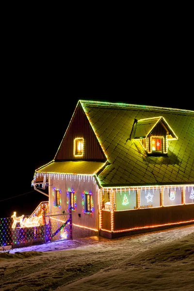 Dům v zimě v době Vánoc — Stock fotografie