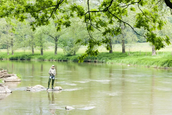 Frau angelt im Fluss Sazava, Tschechische Republik — Stockfoto