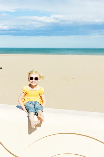 Menina na praia — Fotografia de Stock