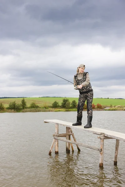 Mulher pesca — Fotografia de Stock