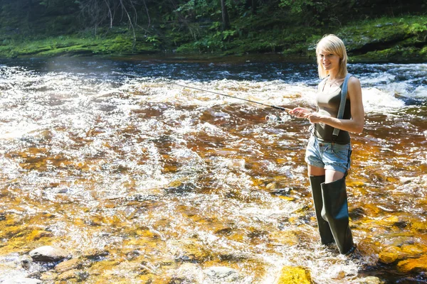 Woman fishing — Stock Photo, Image