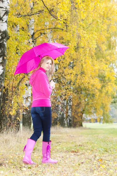 Kvinna i höstliga naturen — Stockfoto