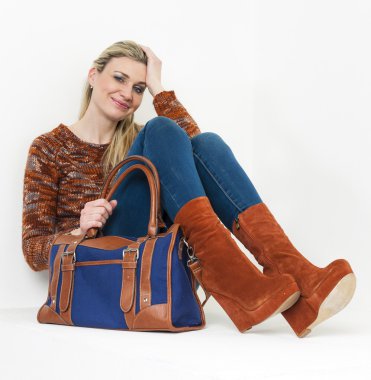 oturan kadın ile moda platformu kahverengi ayakkabı giyen bir ha