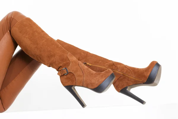 Szczegóły kobieta siedzi sobie brązowy buty — Zdjęcie stockowe