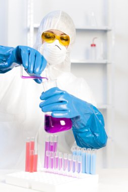 koruyucu kaplama laboratuvarda giyen genç kadın