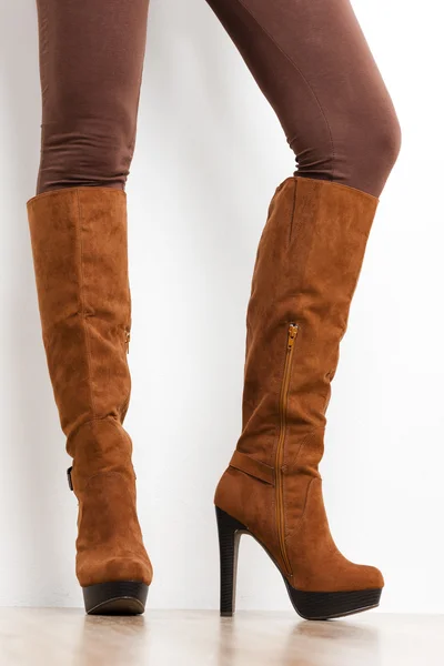 Detalhe de pé mulher vestindo botas marrons — Fotografia de Stock