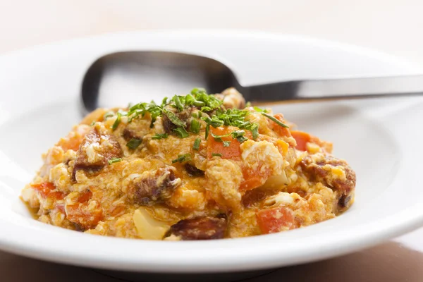 Comida llamada leco (mezcla de verduras y huevos con salchicha ) —  Fotos de Stock