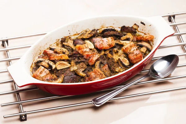 Baked chicken livres with bacon and mushrooms on garlic — Stock Photo, Image