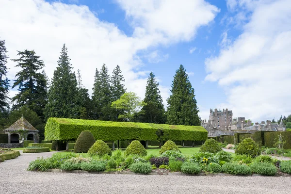 Vista del Castello di Glamis dal Giardino Italiano, Angus, Scozia — Foto Stock