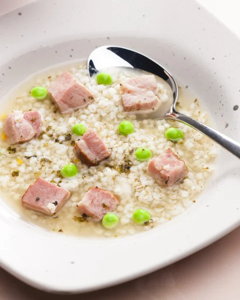Gerookt vlees bouillon met pearl gerst en erwten — Stockfoto