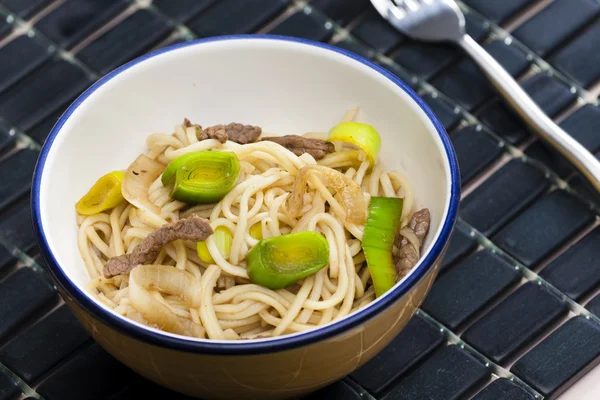 Fideos asiáticos con carne de res y puerro —  Fotos de Stock