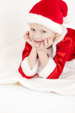 Noel Baba gibi küçük kız portresi