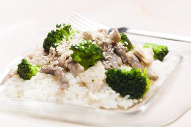 domuz eti ile brokoli ve pirinç