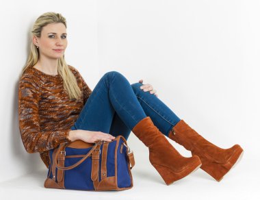 oturan kadın ile moda platformu kahverengi ayakkabı giyen bir ha