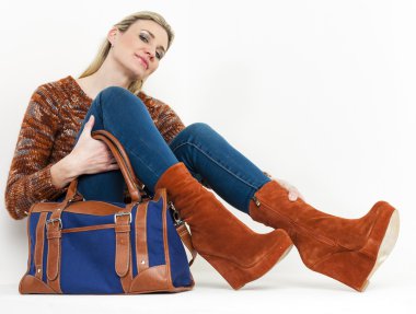 oturan kadın ile moda platformu kahverengi ayakkabı giyen bir ha