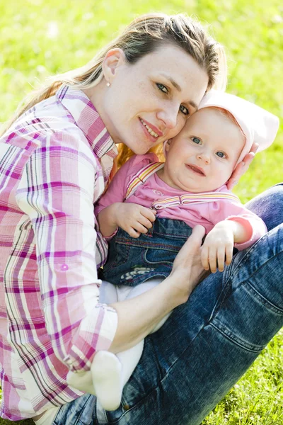 Retrato de madre con hija pequeña —  Fotos de Stock