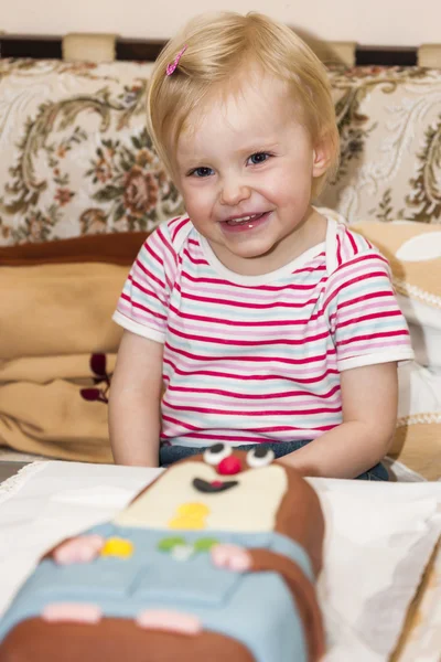 Portrait of toddler girl with a cake — Stock Photo, Image