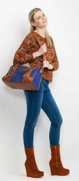 Bir h ile moda platformu kahverengi ayakkabı giyen duran kadın — Stok fotoğraf