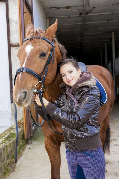 Porträt der Reiterin mit ihrem Pferd — Stockfoto