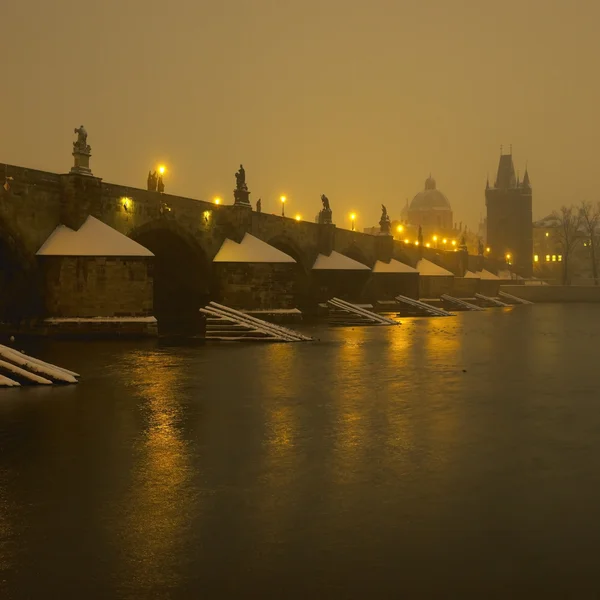 Gece boyunca Charles bridge kış, prague, Çek Cumhuriyeti — Stok fotoğraf