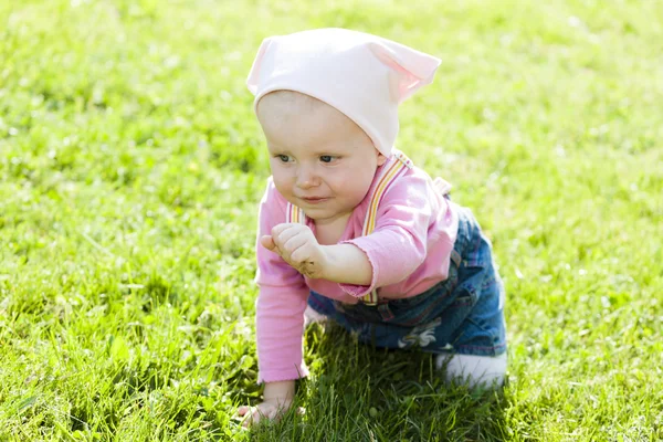 Toddler girl crawling on lawn — Stock Photo, Image