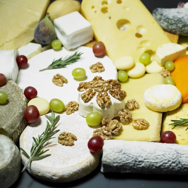 Kaas stilleven met fruit — Stockfoto