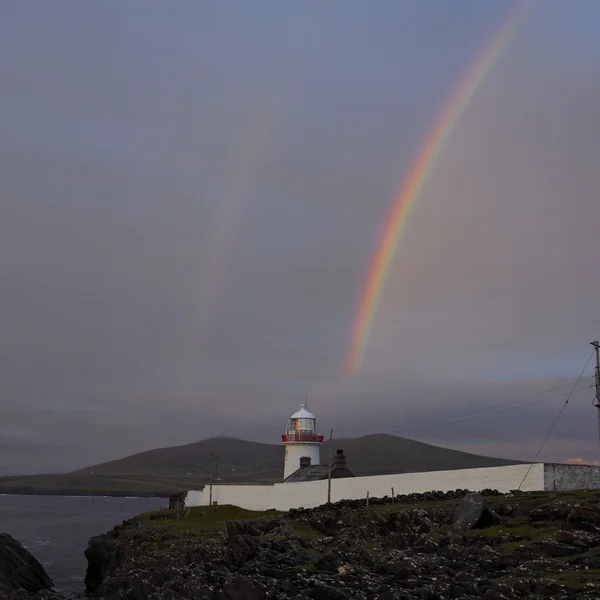 Leuchtturm mit Regenbogen, die Meeräsche Halbinsel, County Mayo, Irel — Stockfoto