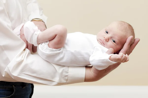 Pasgeboren babymeisje liggend op arm — Stockfoto