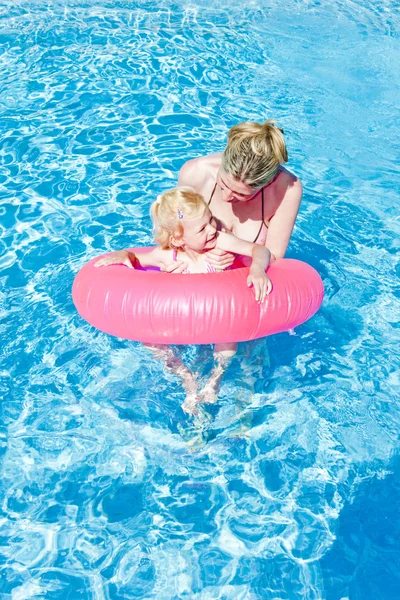 Madre con su hija en la piscina — Foto de Stock