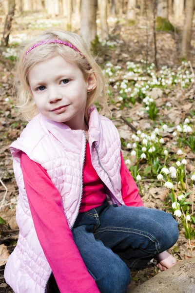 雪花在春天大自然的小女孩 — 图库照片