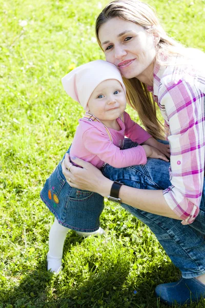 Portret van moeder met kleine dochter — Stockfoto