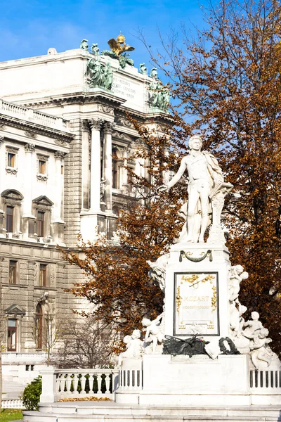Mozart'' s standbeeld in hofburg paleis Tuin, Wenen, Oostenrijk — Stockfoto