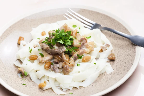 Chicken, beef and pork meat with peanuts and rice noodles — Stock Photo, Image