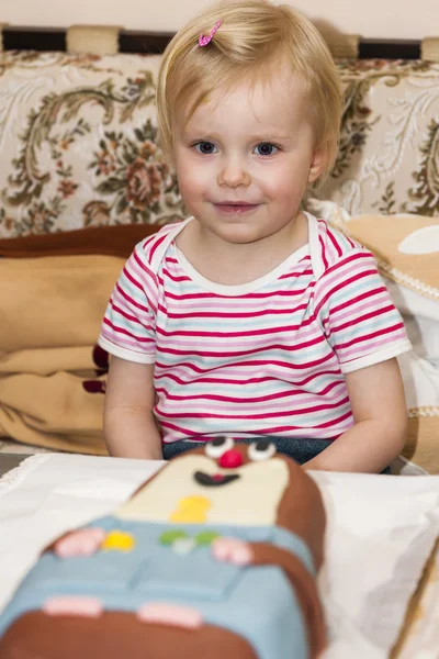 Portret van peuter meisje met een taart — Stockfoto