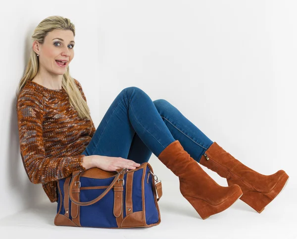 Sitting woman wearing fashionable platform brown shoes with a ha — Stock Photo, Image