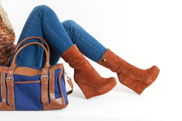 Detail of sitting woman wearing fashionable platform brown shoes — Stock Photo, Image