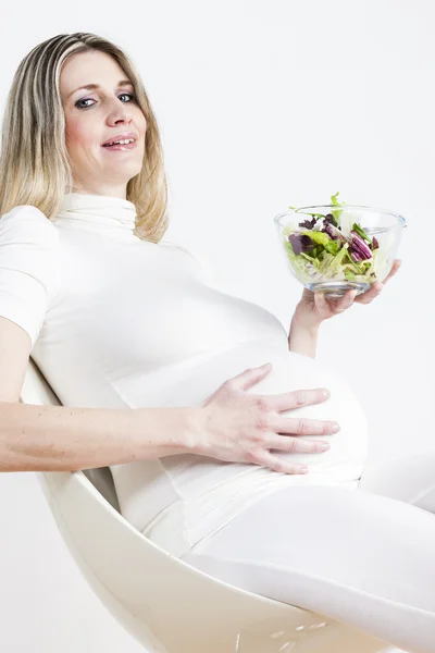 蔬菜沙拉的怀孕女人的画像 — 图库照片