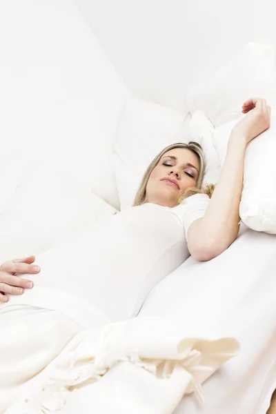 Schwangere schläft im Bett — Stockfoto