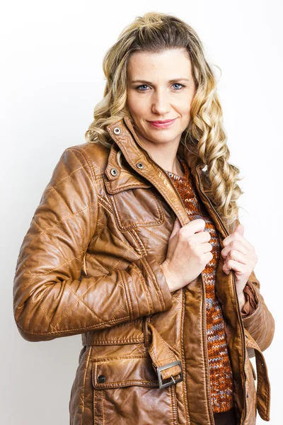 Portrait of standing woman wearing brown jacket — Stock Photo, Image