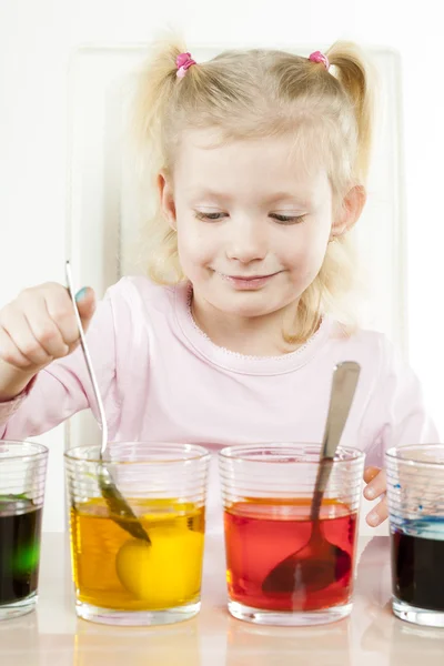 Ritratto della bambina durante la colorazione delle uova di Pasqua — Foto Stock