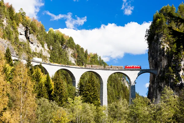 Поезд на Rhaetian Railway, Landwasserviadukt, кантон Graubunden , — стоковое фото