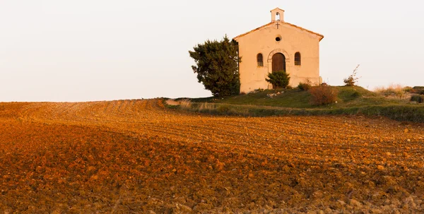 Kapelle mit Feld, Plateau de Valensole, Provence, Frankreich — Stockfoto